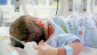 Lleva a su hija enferma al centro médico y la pediatra la hace sentir "una mala madre