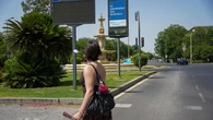 La AEMET alerta de que las mínimas no bajarán de los 20 grados este viernes en el litoral mediterráneo, Andalucía y Canarias, mientras mantiene los avisos por lluvias en el norte