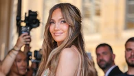 Jennifer Lopez revoluciona París a sus 56 años con un vestido de transparencias que presume de su espectacular figura