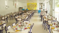 Un colegio británico da solo diez minutos para comer a los alumnos: los padres critican que parece una cárcel