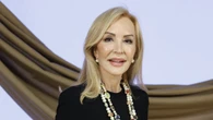 Con plumas + elegantísimo: Carmen Lomana sí tiene el vestido negro ideal (tanto si tienes 30 como 70 años)