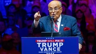 Trump firma indultos para Giuliani y otros 77 aliados