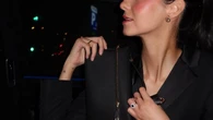 Victoria Federica recupera la cinta de pelo ancha como accesorio inesperado para los looks náuticos