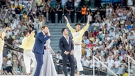 Los famosos ya no ocultan su fe; ahora la celebran