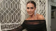 Vicky Martín Berrocal espectacular como invitada de boda con el vestido negro palabra de honor que más estiliza