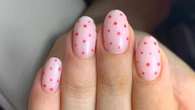 El nail art que todas están pidiendo: la manicura con puntos que marca tendencia, según una experta
