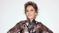 Naty Abascal convierte un cumpleaños en el mejor desfile de invitada con su vestido rojo de Redondo Brand y la capa más viral de la temporada