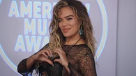 Karol G convierte el look gótico más atrevido en el gran protagonista de los American Music Awards 2026