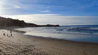Búsqueda contrarreloj de un joven de 19 años desaparecido en la playa de Salinas en Asturias