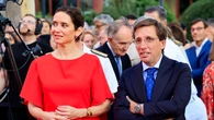 Ayuso recicla este vestido de Lola Casademunt con unas cuñas plateadas para el 250 aniversario del Día de la Independencia de Estados Unidos