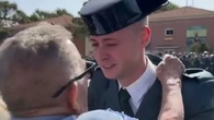 El emotivo momento entre un comandante retirado del Ejército y su nieto al entregarle los Reales Despachos