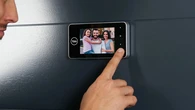 Tu vecino te puede estar grabando al salir de casa: lo que dice la ley sobre mirillas digitales