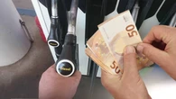 Miles de conductores están modificando este gesto por miedo al impacto de Ormuz