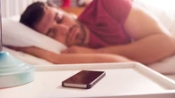 Qué significa utilizar el móvil todos los días antes de dormir, según la psicología