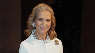 La Infanta Elena reaparece junto al Rey Juan Carlos I en Galicia con el accesorio clásico que nunca abandona