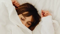 Los psicólogos coinciden: dormir con una manta incluso en verano puede estar relacionado con la necesidad de seguridad emocional
