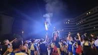 El portero del Sabadell la lía en la celebración del ascenso: inicia cánticos contra Pedro Sánchez ante una plaza abarrotada