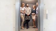 La psicología revela lo que realmente escondes cuando saludas en el ascensor
