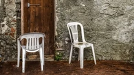 La costumbre de sacar la silla a la calle en verano puede ser ilegal: multas de hasta 500 euros