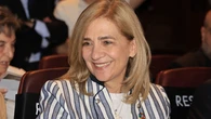 La Infanta Cristina eleva el clásico look de camiseta blanca con la americana marinera más sofisticada de Silbon