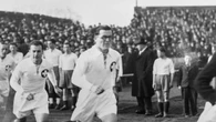 La insólita historia del goleador que jugó un Mundial con gafas
