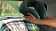 Un médico explica si la almohadilla para el cuello es segura para los viajes en coche