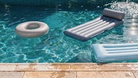 No la vacíes aunque esté "fatal": el truco de un experto para limpiar una piscina con agua verde en tres sencillos pasos