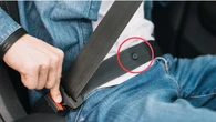 Has visto este botón en el cinturón de seguridad mil veces: muchos ignoran su función