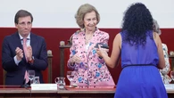 La Reina Sofía rescata su blazer rosa de flores favorita y firma el look más alegre del inicio del verano
