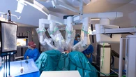 Un viaje al interior del primer quirófano que operó con el robot Da Vinci en la sanidad pública