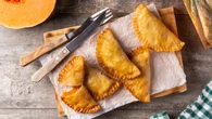 Ni papel vegetal ni silicona: el truco para que las empanadillas no se peguen a la bandeja del horno