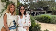 Carolina Molas (suegra de Tamara Falcó) confirma cuál es la maleta perfecta para Ibiza después de los 50: pantalones blancos, chaleco denim y el look más elegante del verano
