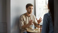 La psicología explica qué significa que una persona se disculpe constantemente