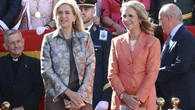 Las Infantas Elena y Cristina reaparecen juntas en Torrejón de Ardoz con dos looks opuestos de estilo clásico