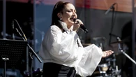 Gloria Estefan deslumbra en el concierto de la Hispanidad 2025 con el conjunto más favorecedor para mujeres +60