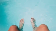 Piernas cansadas en verano: los hábitos que ayudan a reducir la hinchazón