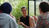 Meghan Markle tiene el vestido que todas las mujeres elegantes repiten en primavera (y no es negro)