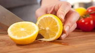 El sencillo hábito con limón que podría ayudarte a dormir mejor