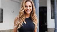 Lara Álvarez confirma el vestido negro de Maje que estiliza al instante y cuesta 295 euros