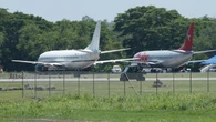 Atan a un pasajero borracho en un avión después de que una azafata se negase a servirle más alcohol