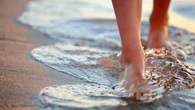 No es nadar ni pasear: el ejercicio de playa que fortalece tus músculos después de los 60 años