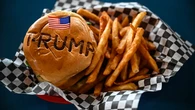 Trump, 80 años: el hombre que desafía el tiempo con hamburguesas, Coca-Cola light, helado de vainilla y poco gimnasio