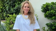 Amelia Bono demuestra que las joyas escultóricas son el mejor aliado del vestido naranja más viral de Zara