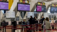 La UE obligará a las aerolíneas a incluir la maleta de mano en la tarifa base y mantiene las compensaciones por retrasos