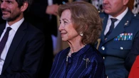 La Reina Sofía recupera una llamativa chaqueta azul klein para poner el broche final a su paso por Granada