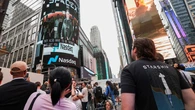 Cientos de seguidores de Musk y curiosos arropan el debut bursátil de SpaceX en Nueva York