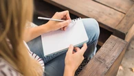 La psicología explica qué significa que una persona tome notas con papel y bolígrafo