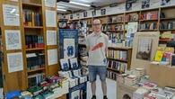 Pablo Sanz, librero de Hipérbole (Ibiza), recomienda "Mil cosas", de Juan Tallón