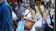 La Reina Letizia sorprende en la Feria del Libro con el look blanco más veraniego para potenciar el bronceado en El Retiro