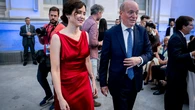 Del impactante vestido rojo de Ayuso al top de Zara de Sonsoles Ónega: los looks que han brillado en el 75º aniversario del Premio Planeta